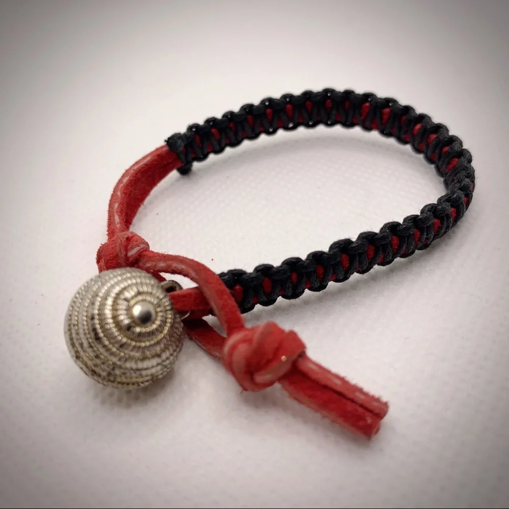 Red Black Macrame Bracelet Round Button Handmade - Picture 3 of 8